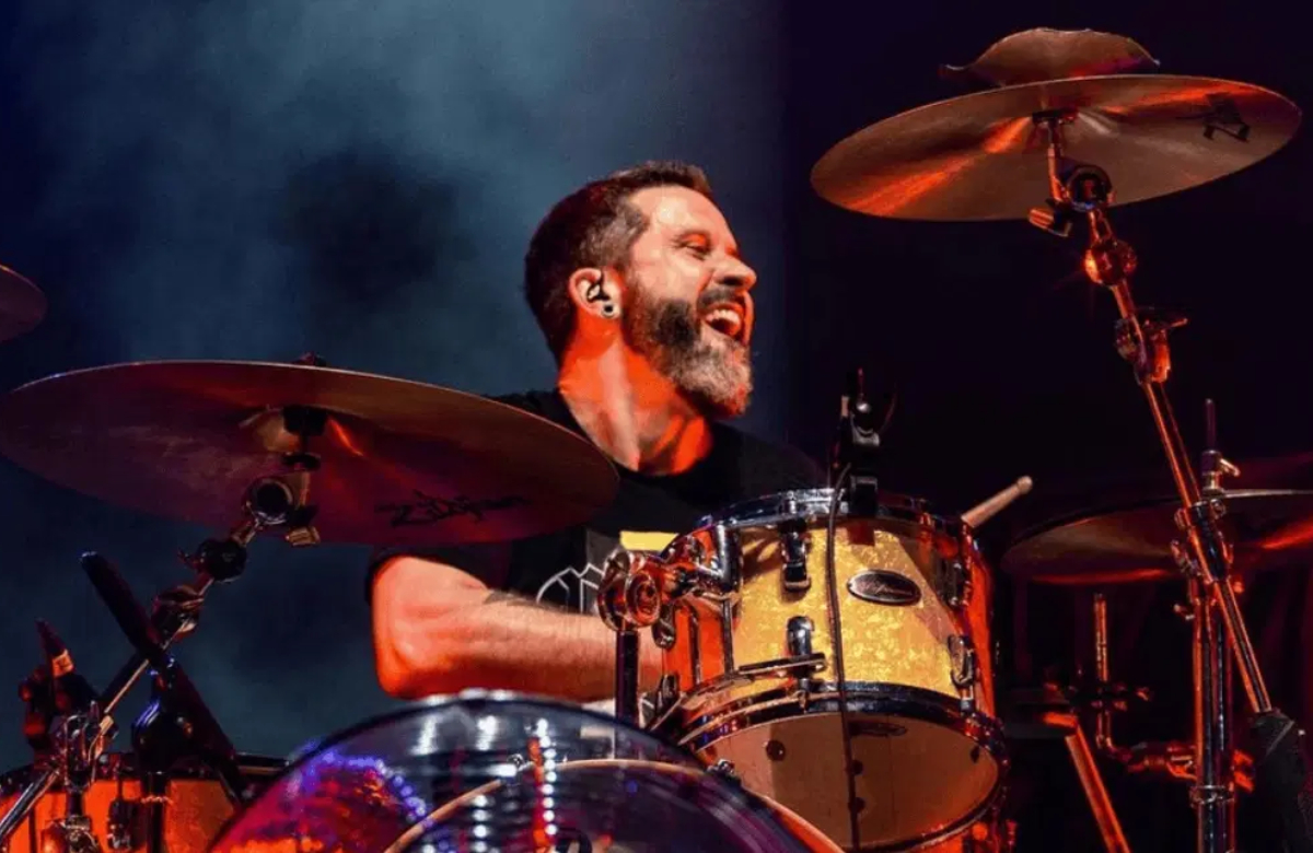 homem tocando bateria