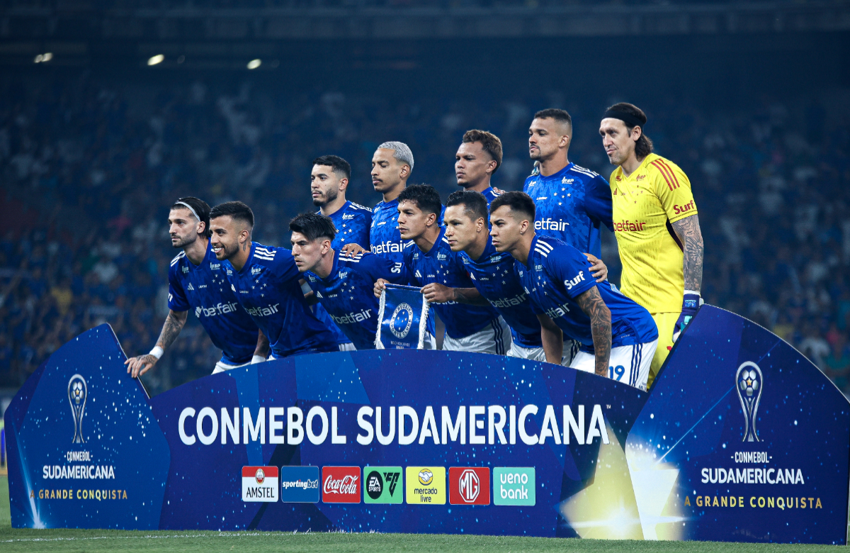 jogadores do cruzeiro enfileirados