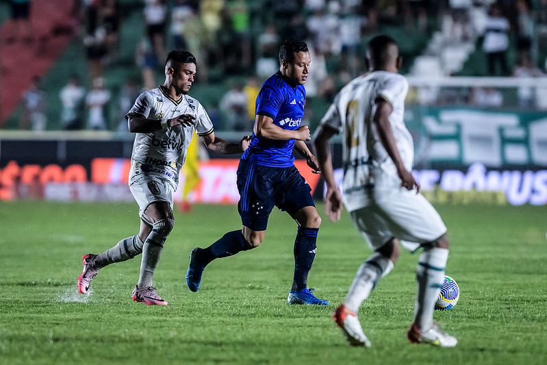 Marlon lateral do Cruzeiro em partida contra o Democrata-GV