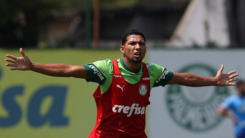 Rony em treinamento na academia de futebol do Palmeiras.