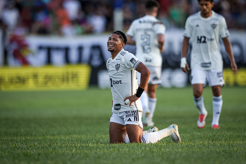 Rony ajoelhado no gramado em vitória do Atlético na Copa do Brasil