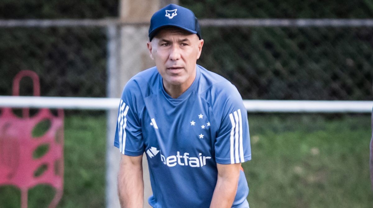 Leonardo Jardim durante o treinamento do Cruzeiro