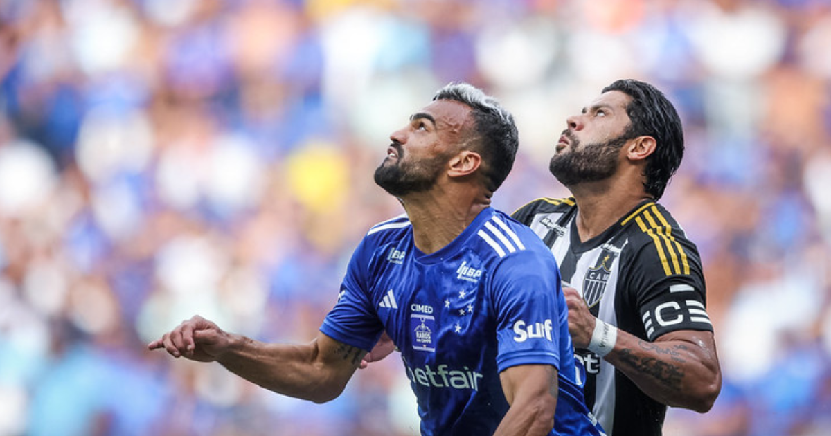 Fabrício Bruno e Hulk disputam espaço durante o clássico do último domingo