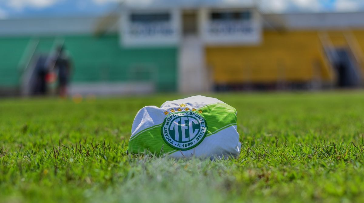 Camisa do Tocantinópolis, dobrada e posicionada no centro do gramado do estádio do clube, anuncia o confronto contra o Atlético na primeira rodada da Copa do Brasil.