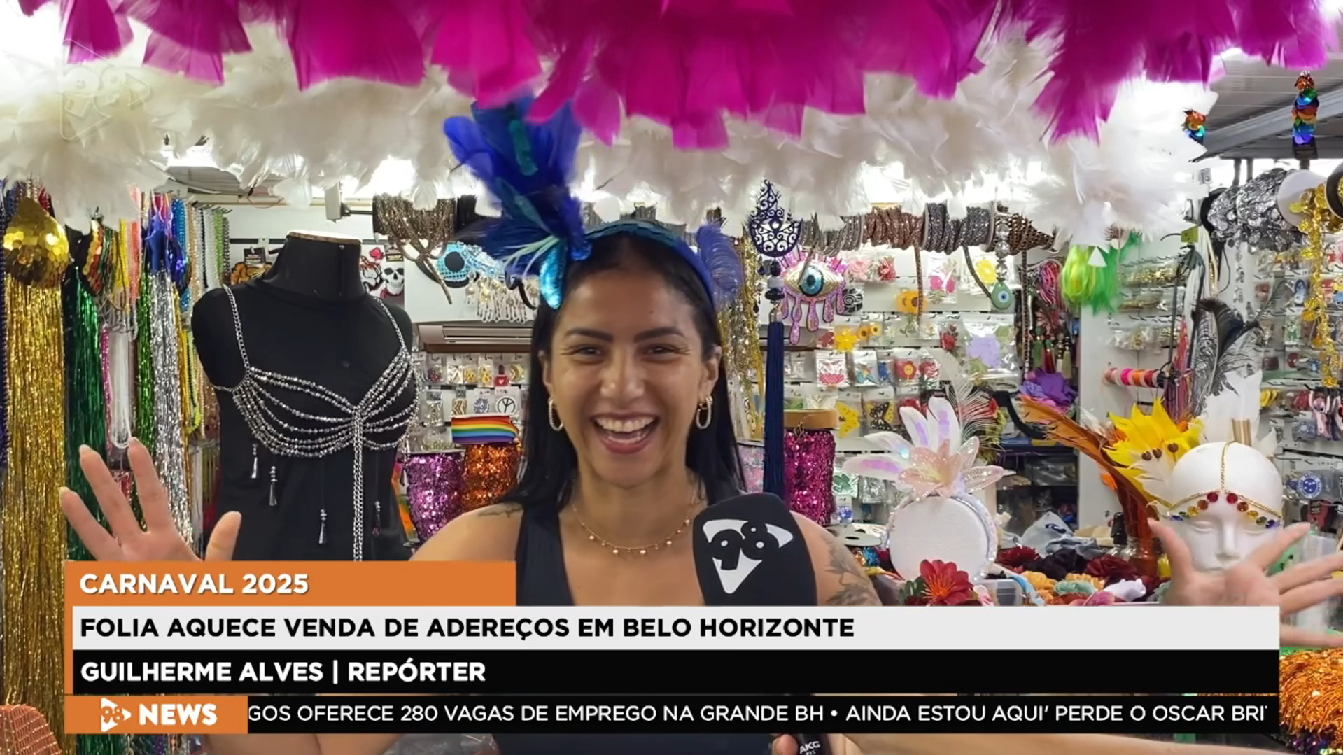 Lojista em uma loja de artigos de carnaval