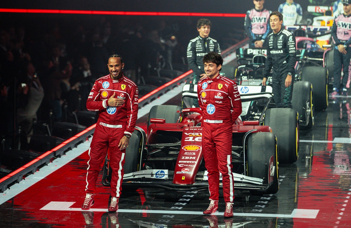 Hamilton, ao lado de seu companheiro de equipe, Leclerc