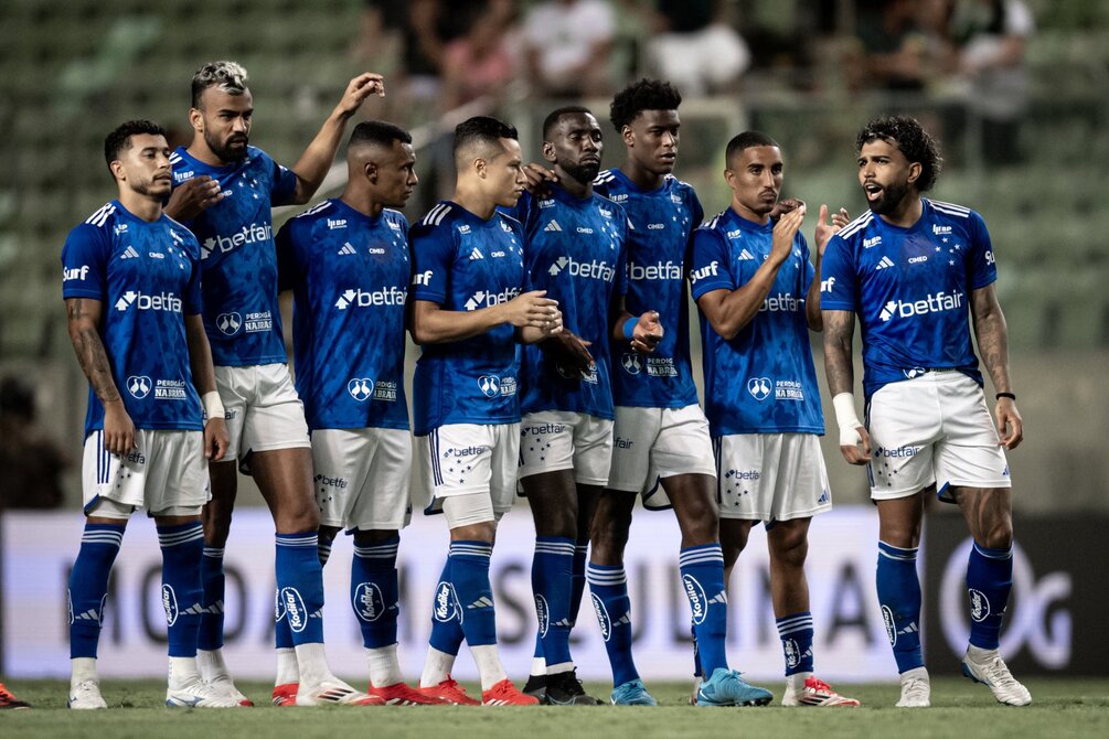 Elenco do Cruzeiro reunido durante disputa de pênaltis no Independência