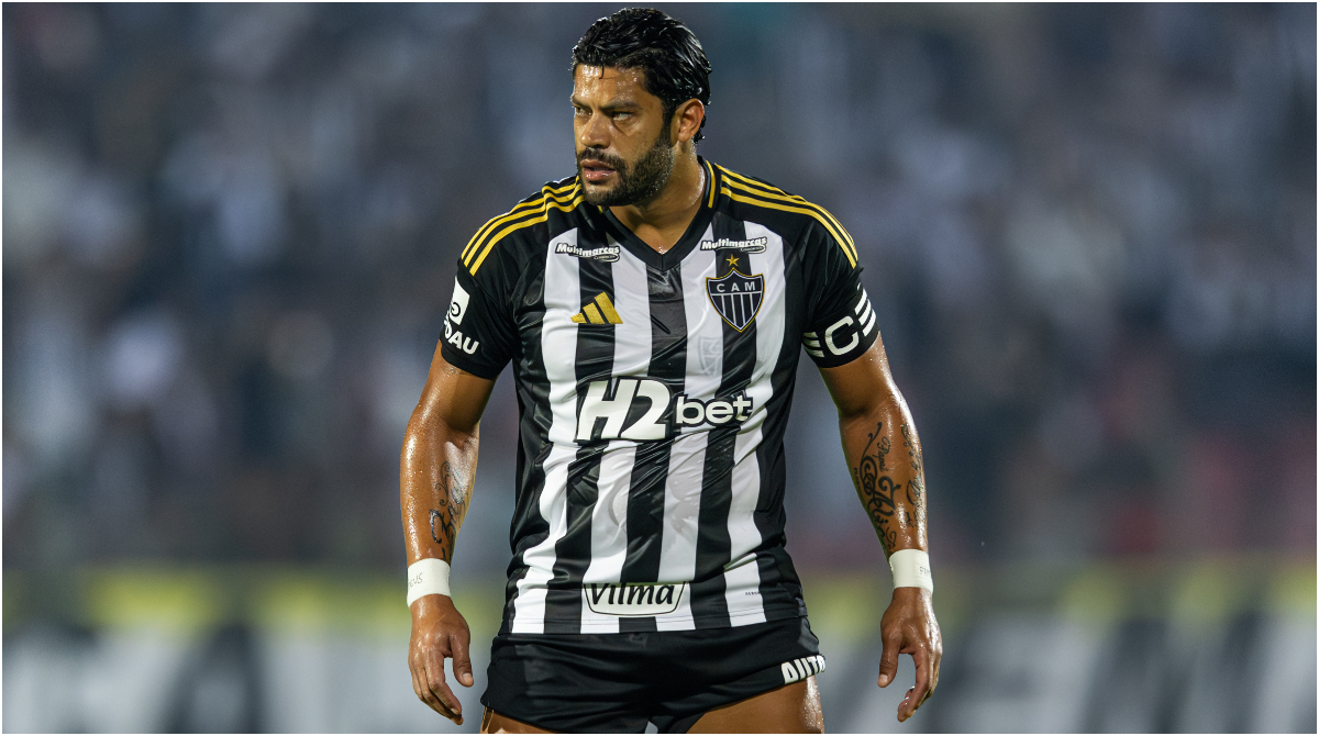 hulk, do atlético, prestes a bater falta