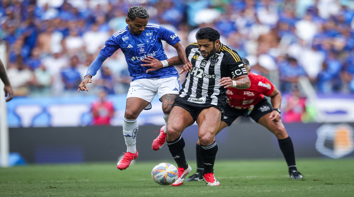 Hulk e Matheus Pereira disputam bola em clássico no Mineirão