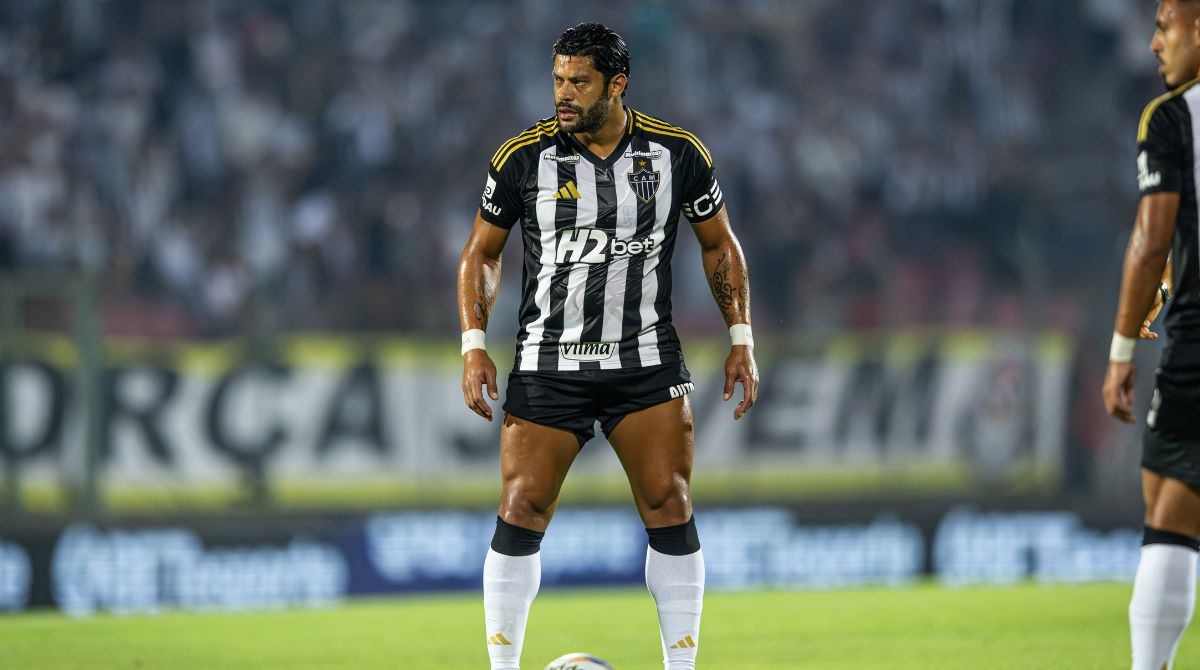 Hulk com a camisa tradicional do Atlético em campo