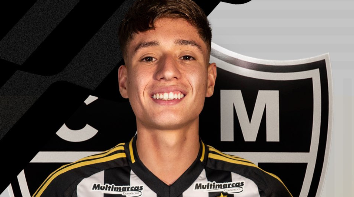 Zagueiro Ivan Román posa com a camisa do Galo em anúncio oficial