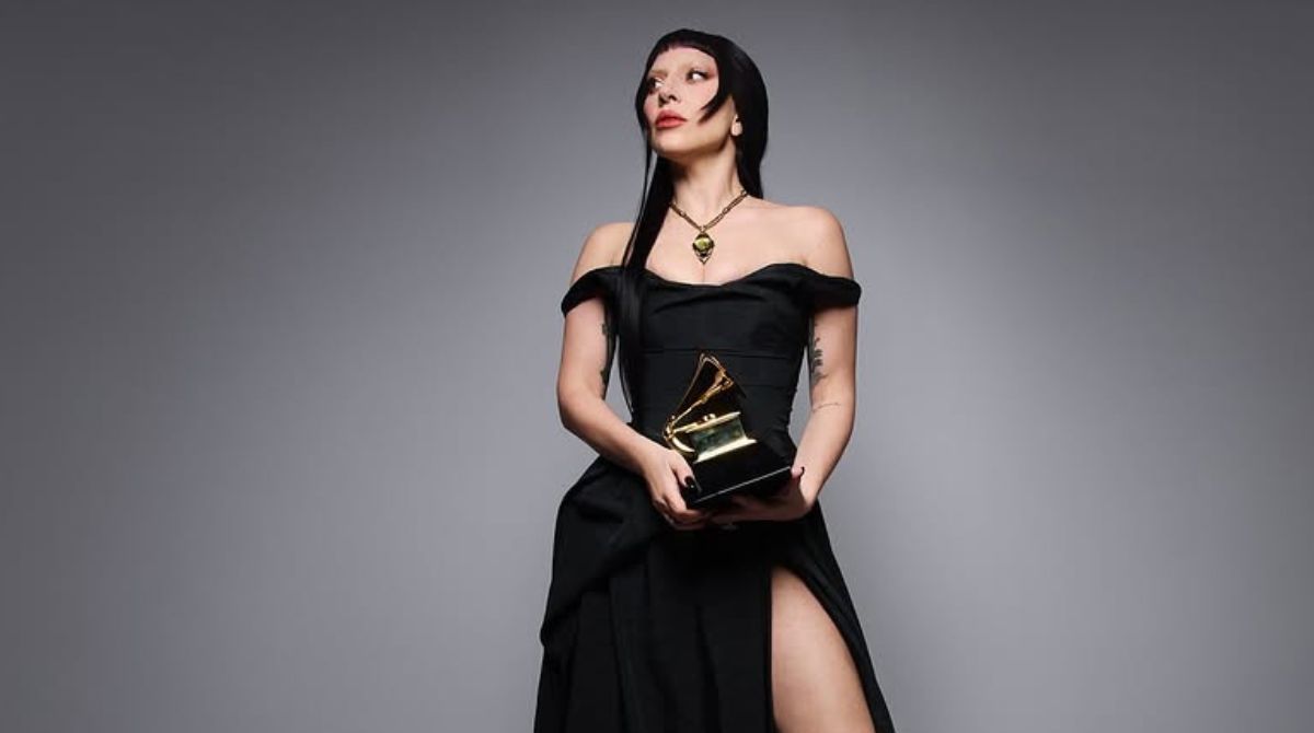 Cantora Lady Gaga de vestido preto com fundo cinza