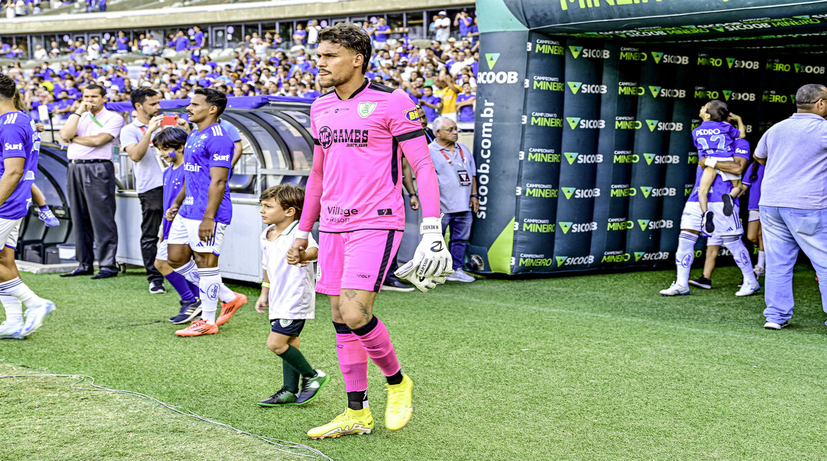 Matheus Mendes, de uniforme rosa, entrando em campo pelo América