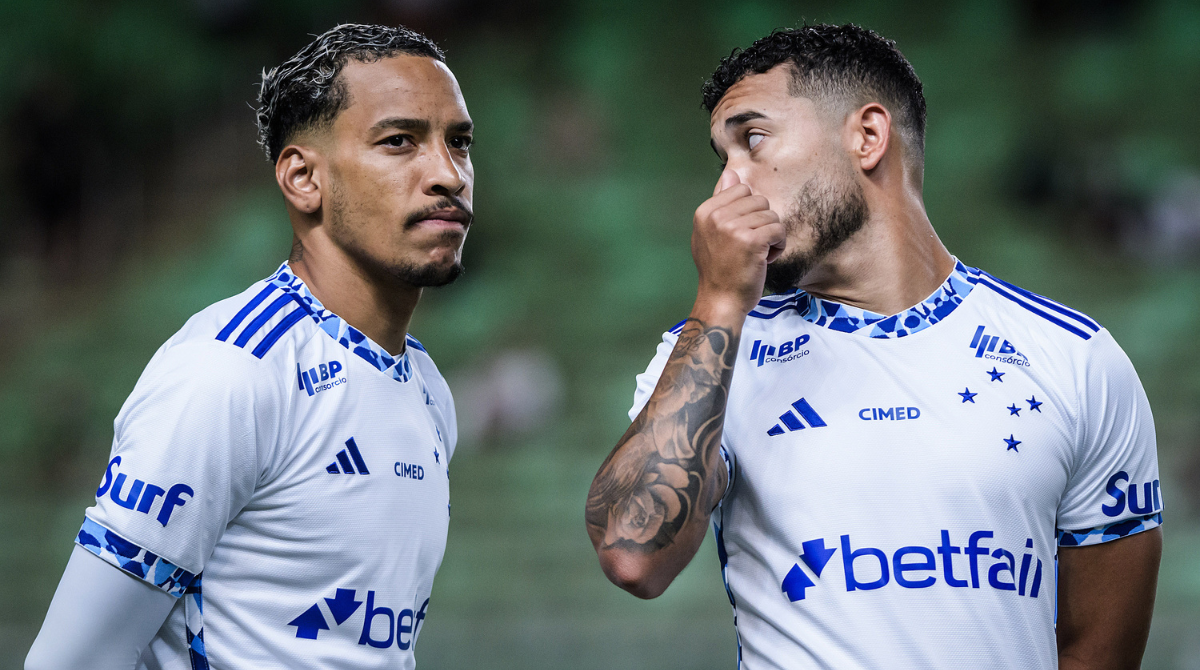 Matheus Pereira e William se alinham para hino nacional durante partida contra o América na fase de grupos do campeonato mineiro de 2025