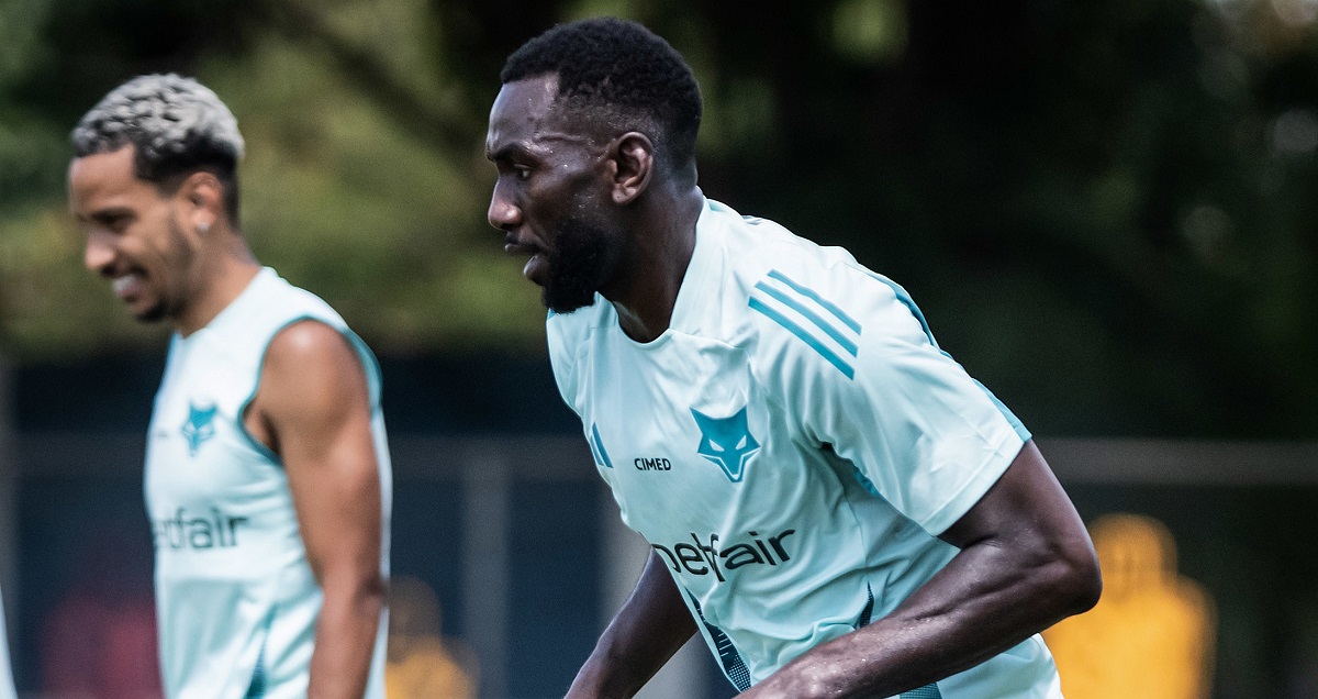 Matheus Pereira e Bolasie em treinamento na Toca da Raposa