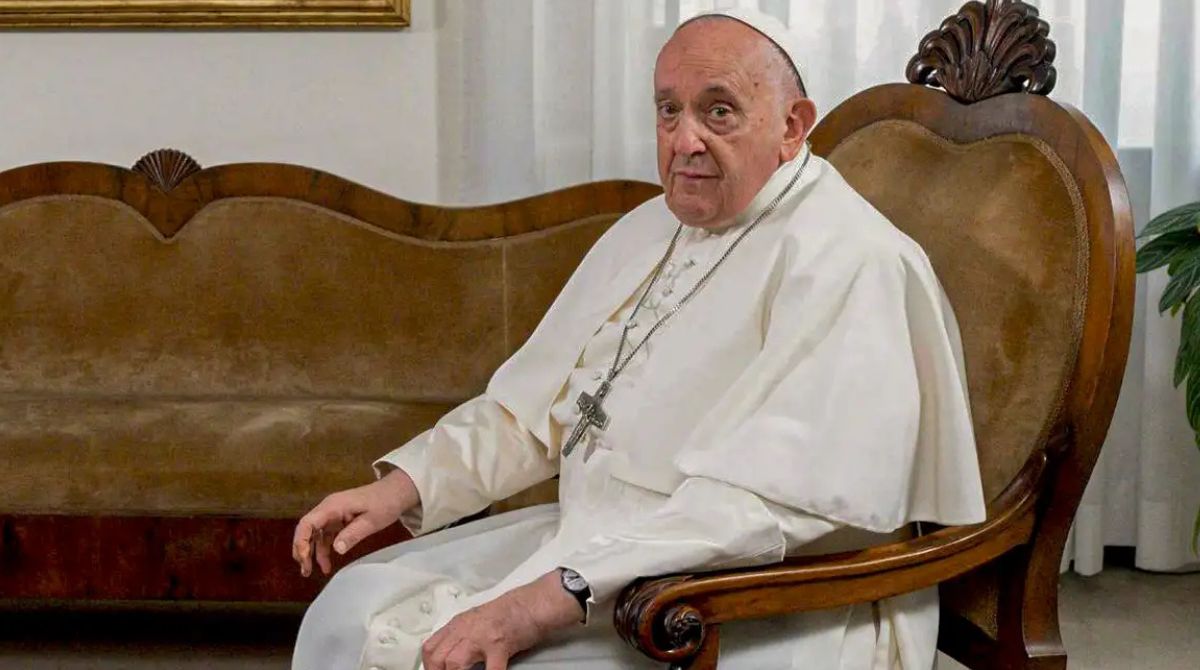 Papa Francisco sentado