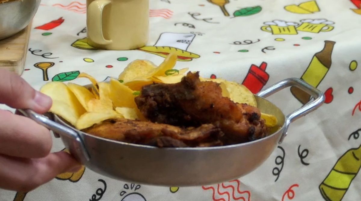 Prato composto por frango frito e batata