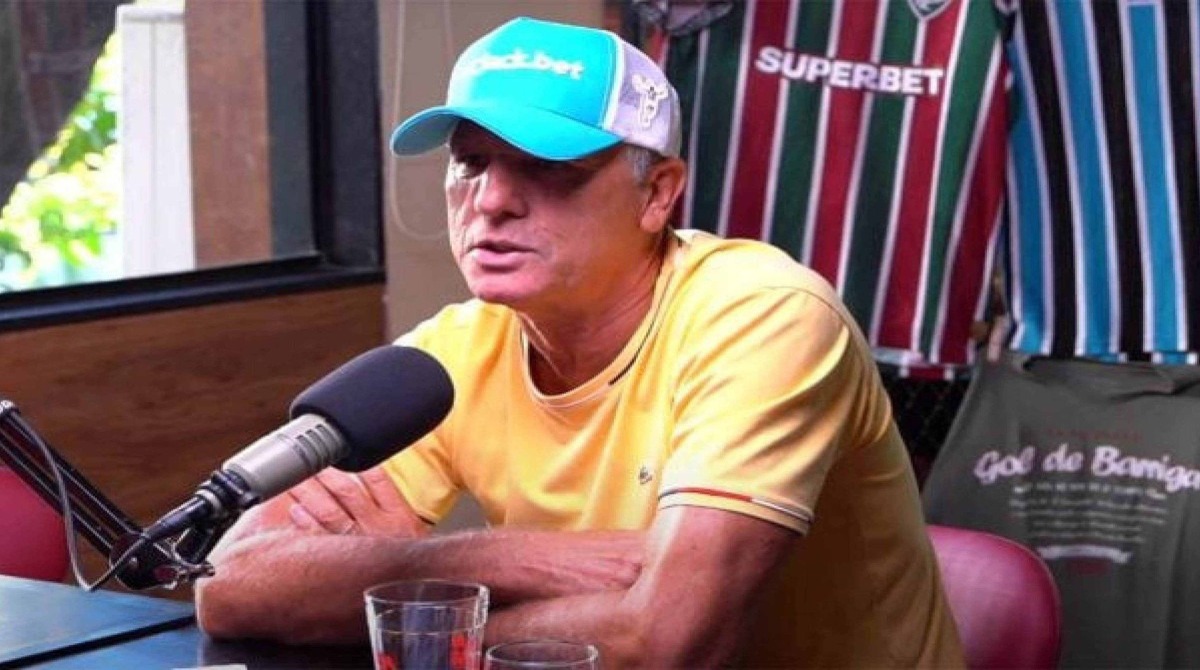 RENATO GAÚCHO, USANDO BONÉ AZUL, FALANDO AO MICROFONE DO CHARLA PODCAST