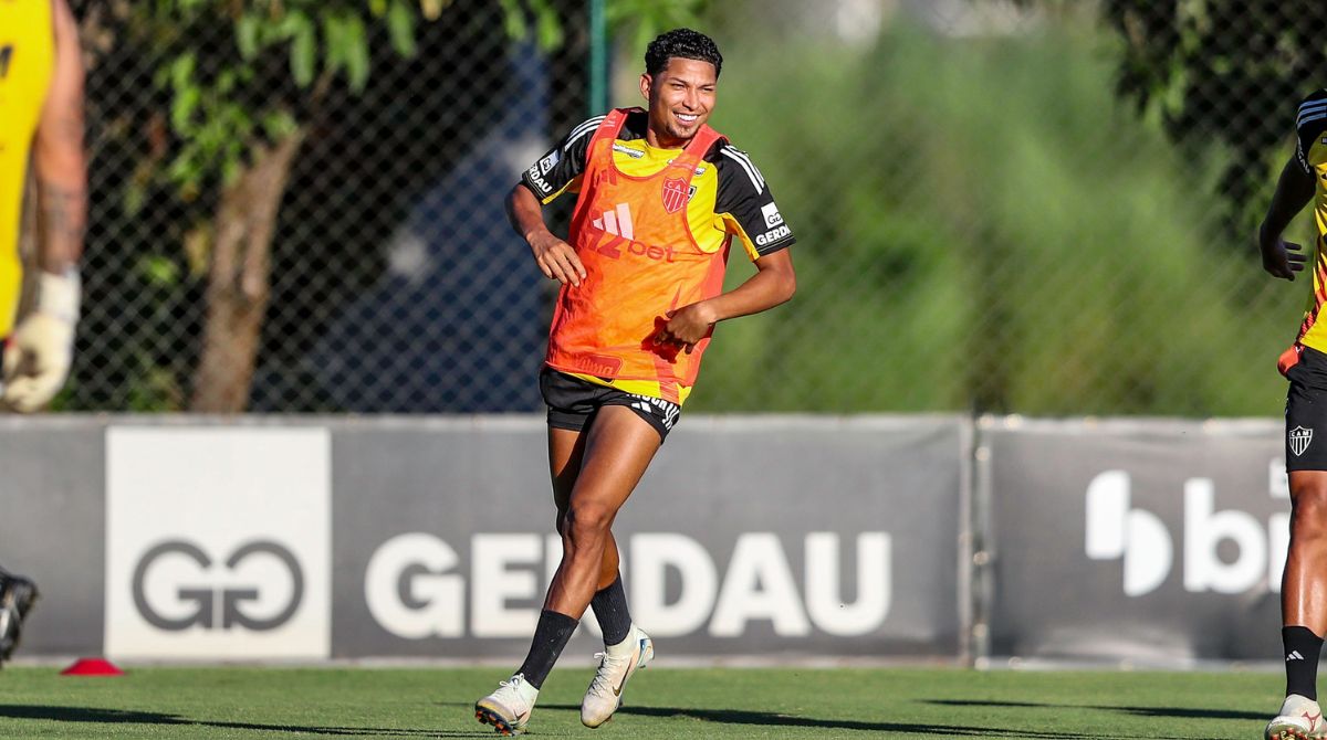 Rony atacante durante treino Galo