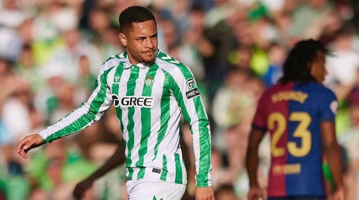 Vitor Roque atua em partida contra o Barcelona