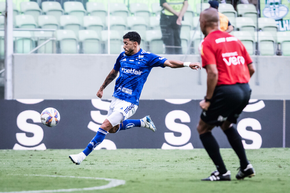 William, lateral do Cruzeiro, em ação contra o América, pelo Campeonato Mineiro