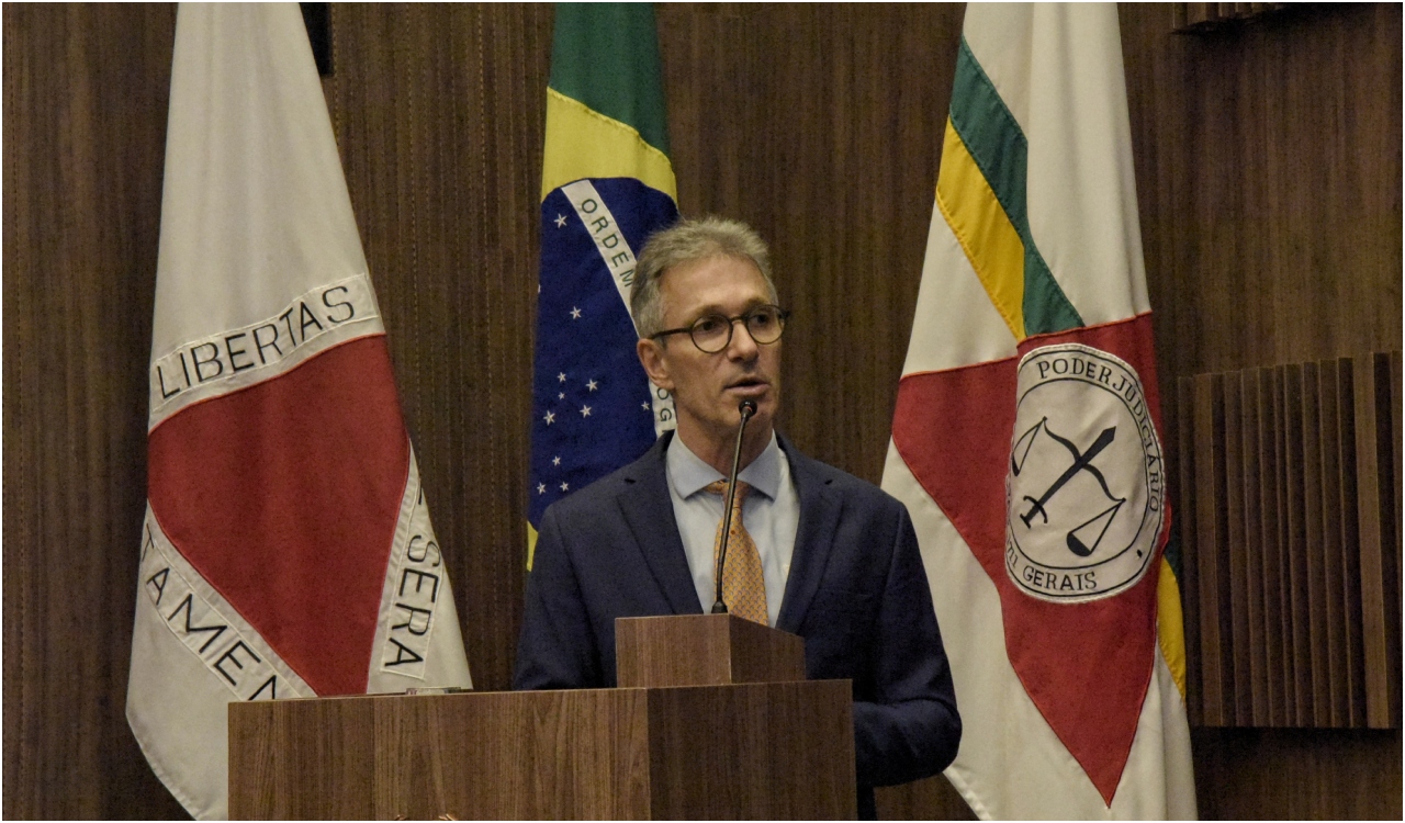 Governador Romeu Zema à frente de um púlpito, discursando.