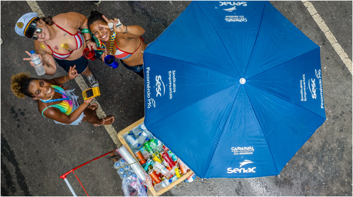 vendedora ambulante e foliãs no Carnaval de BH