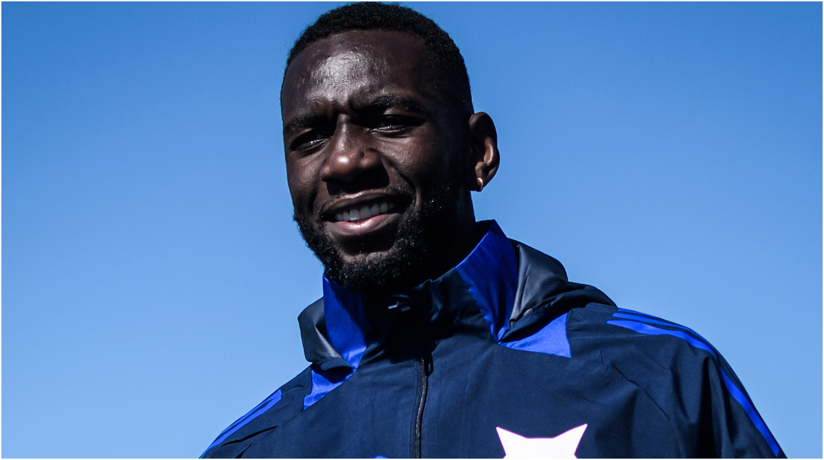 atleta Bolasie, do Cruzeiro, com céu azul ao fundo