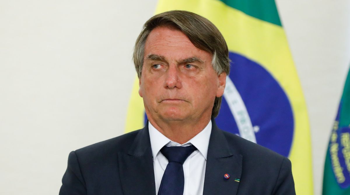 Jair Bolsonaro posa olhando para o lado com cara de preocupação