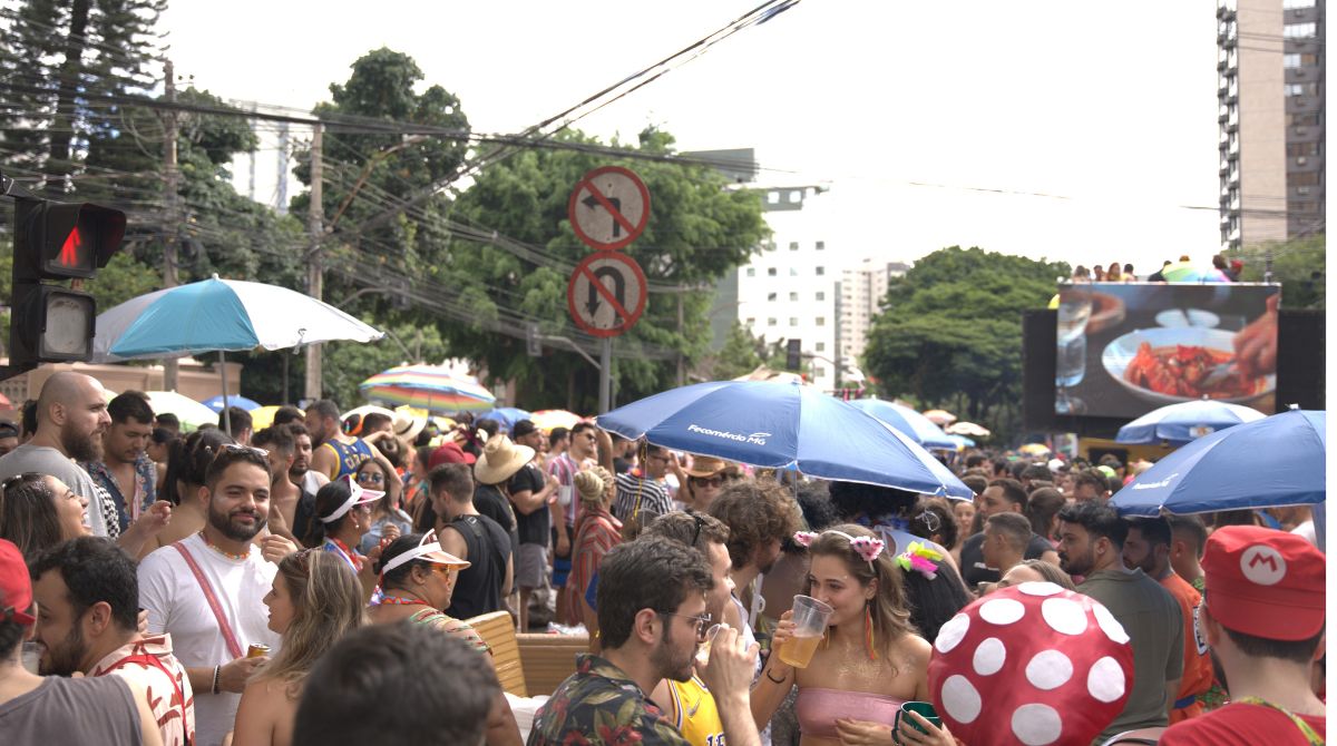 Multidão no Carnaval de Belo Horizonte.