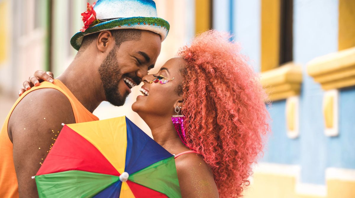 casal com indumentária de carnaval