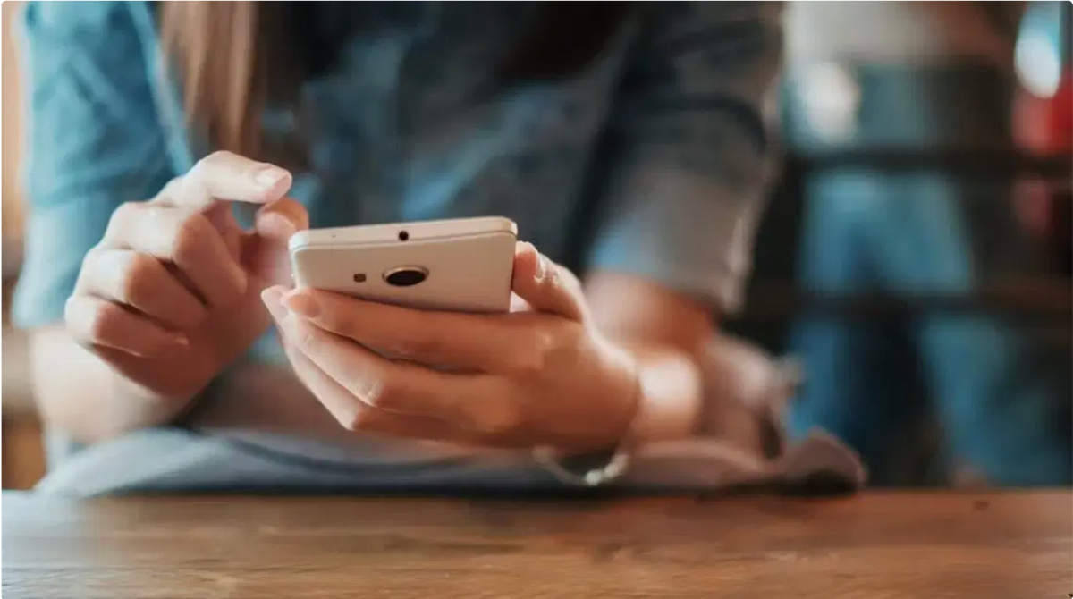 Mão segurando celular