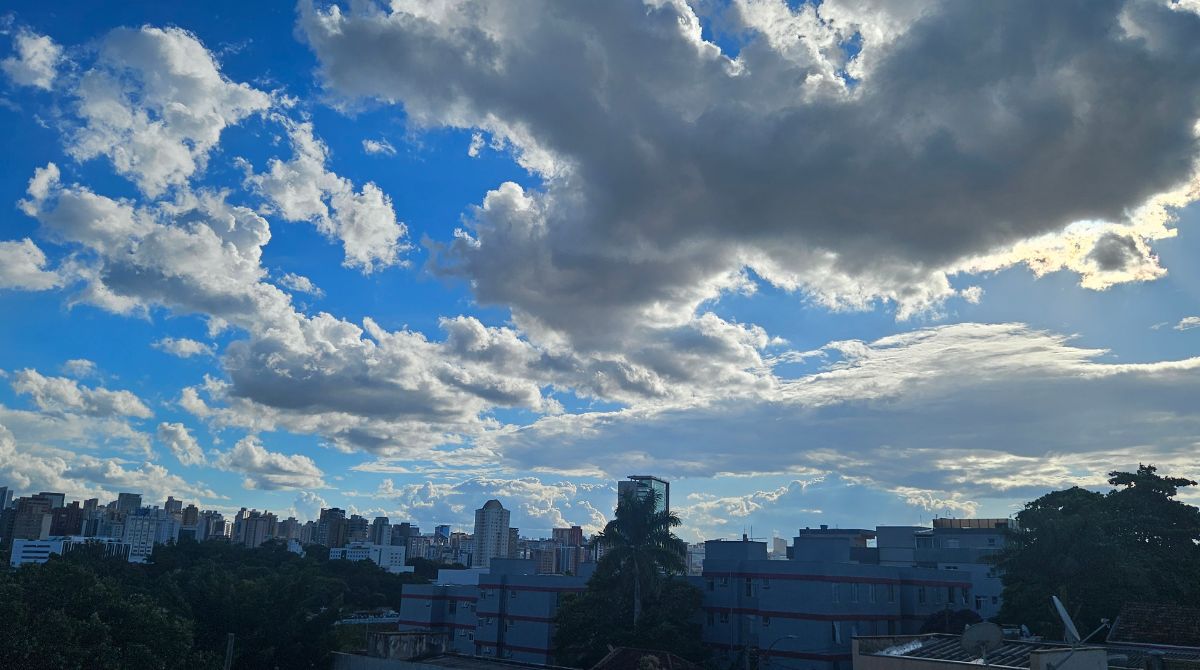 Céu levemente nublado em BH