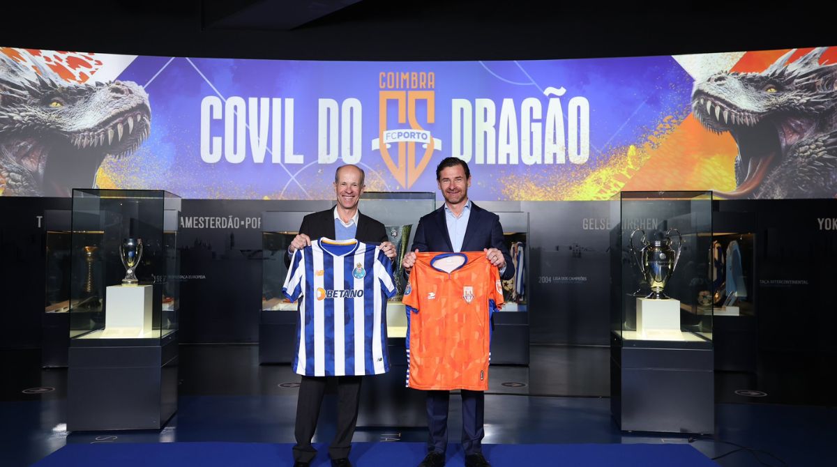 ricardo guimaraes, presidente do coimbra e andre villas boas presidente do porto firmando parceria