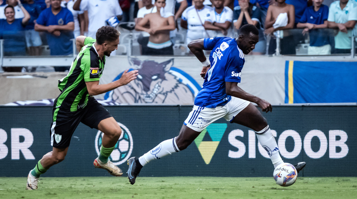 Bolasie e Júlio César disputam bola em partida entre Cruzeiro e América válida pela semifinal do campeonato mineiro de 2025