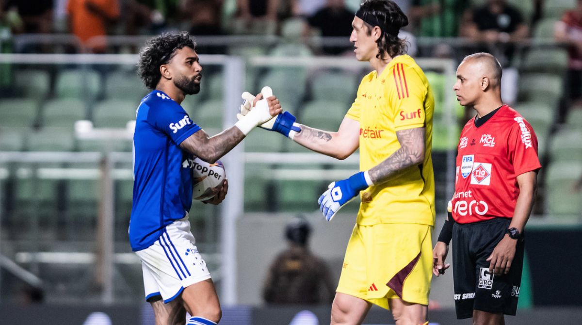 Atacante Gabriel Barbosa e goleiro Cássio em partida contra o América