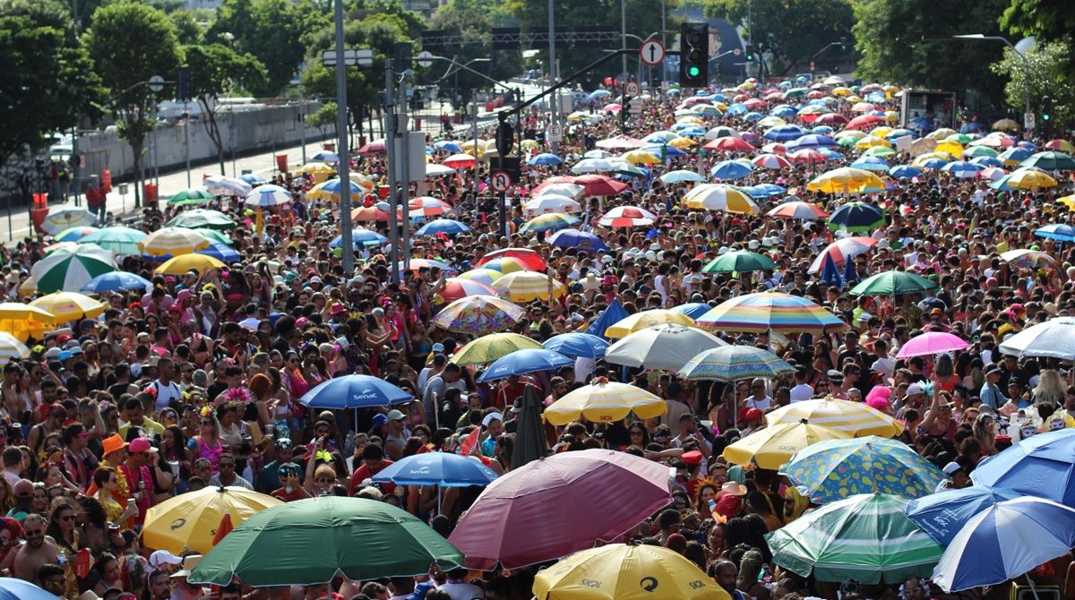 Foliões se aglomeram durante bloco Então, brilha! em Belo Horizonte