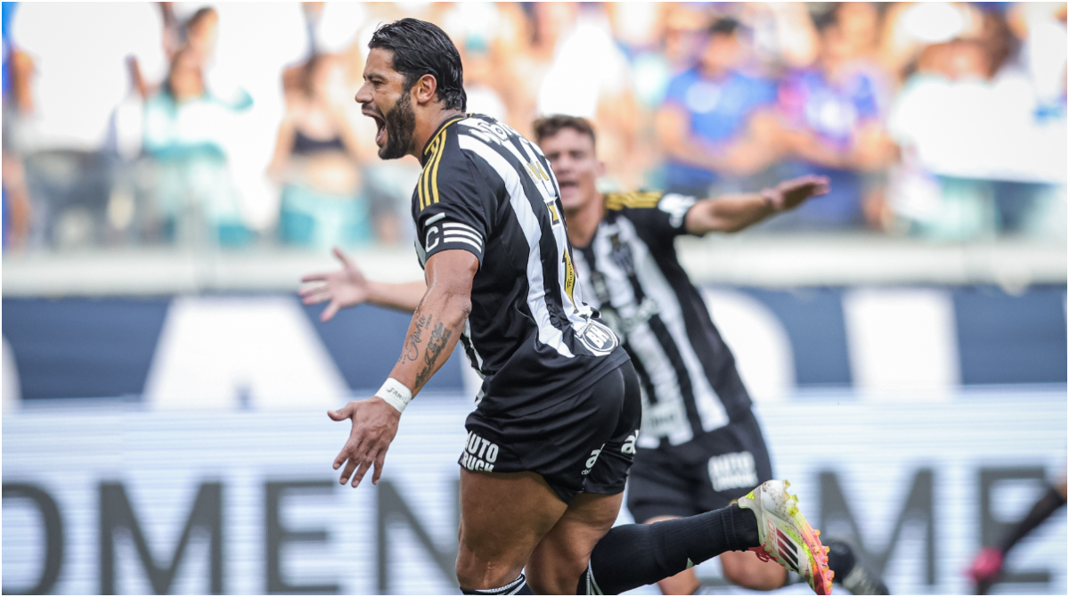 Hulk comemorando após fazer gol no Cruzeiro