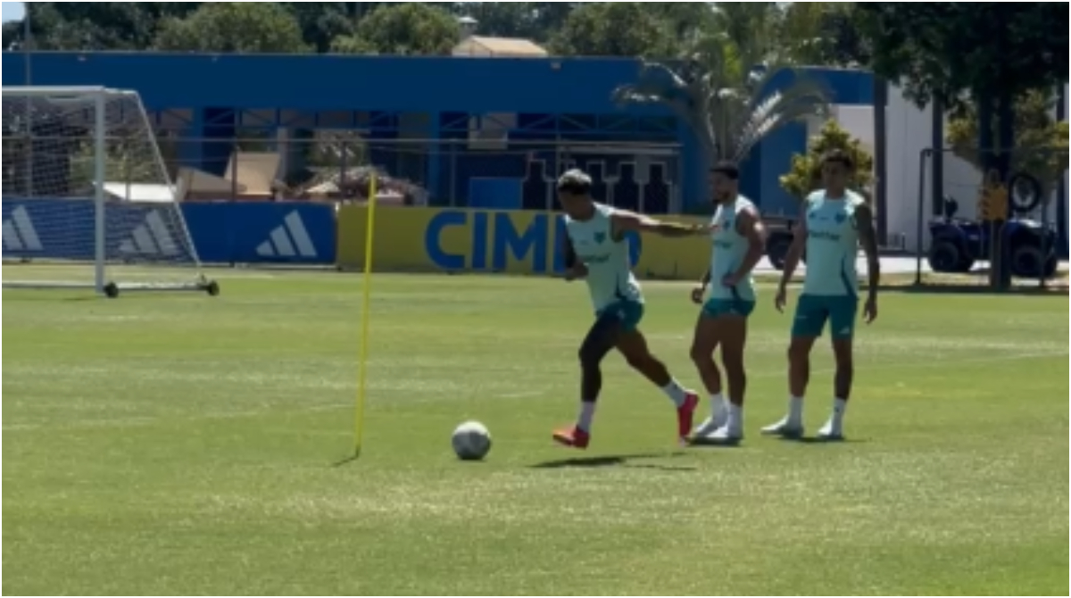 Matheus Pereira em treino na Toca da Raposa