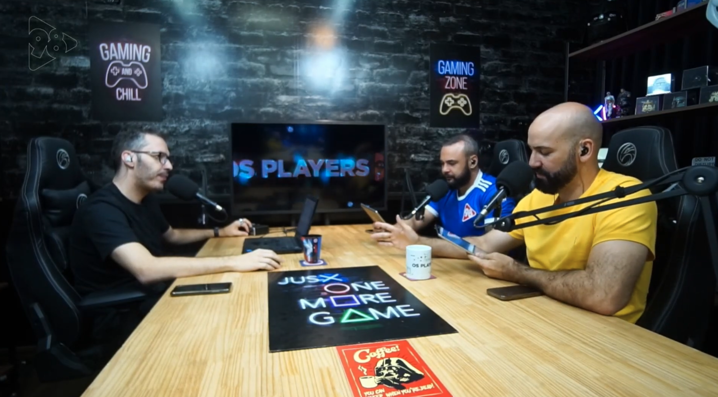 Apresentadores do programa Os Players no estúdio da Rádio 98.