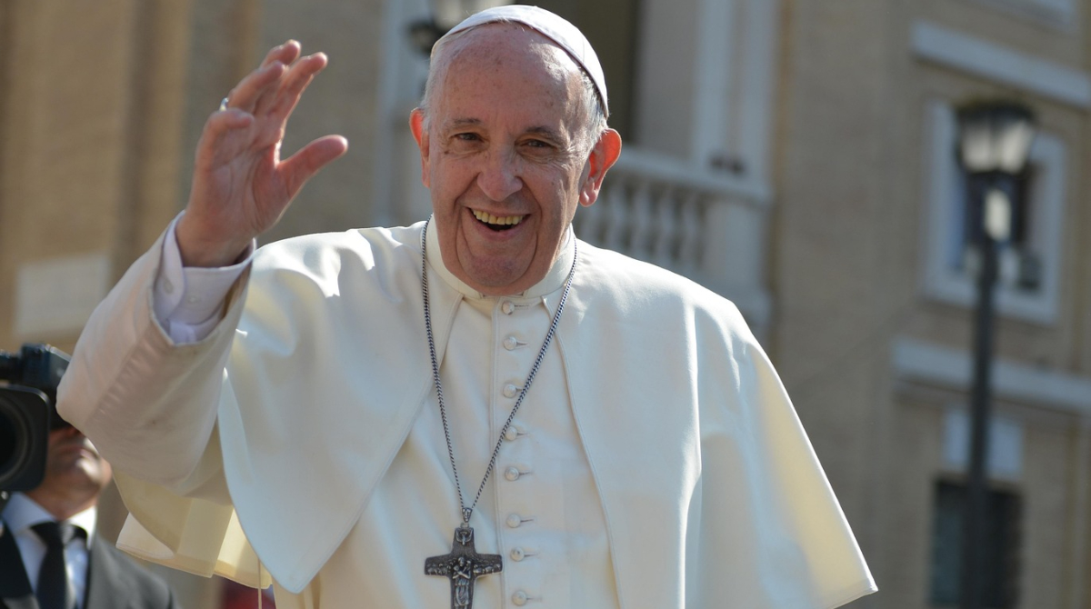 Papa Francisco acenando para o público