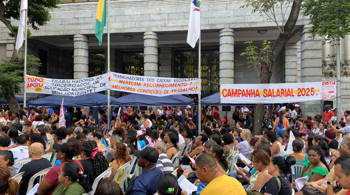 Protesto de servidores na Avenida Afonso Pena, em frente à prefeitura de BH