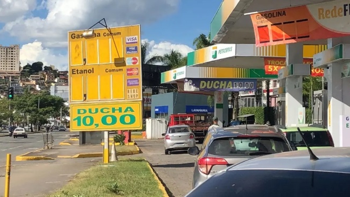 carros abastecendo em posto de combustível