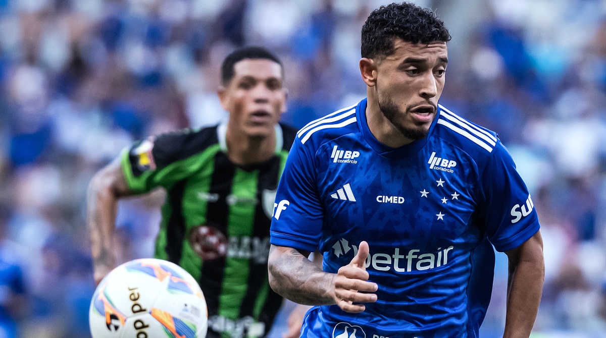 Jogador William, do Cruzeiro, em lance contra o América