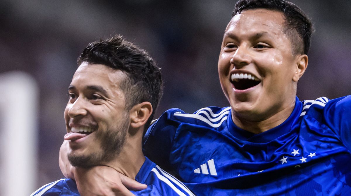 Jogadores William e Marlon comemoram em partida