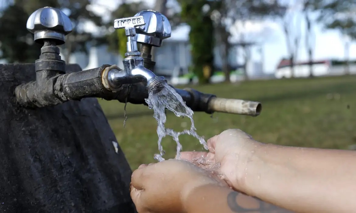 Torneira aberta em um dia de calor