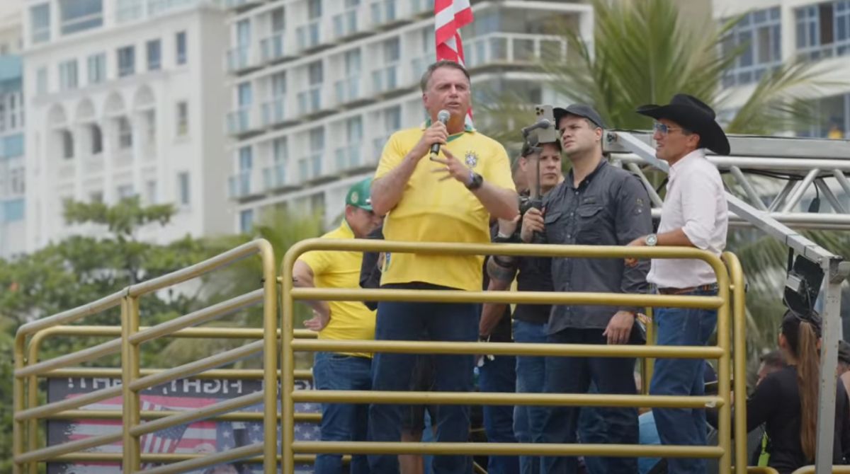 Bolsonaro em ato na praia de Copacabana