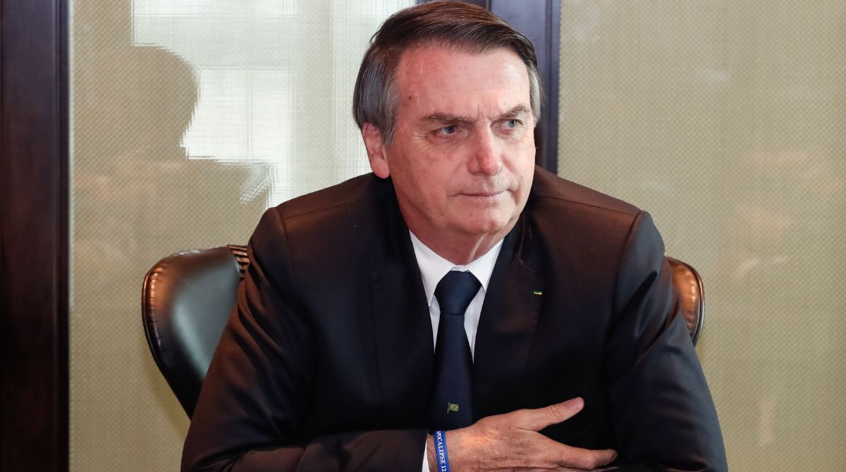 Ex-presidente, Jair Bolsonaro (PL), sentado de braços cruzados