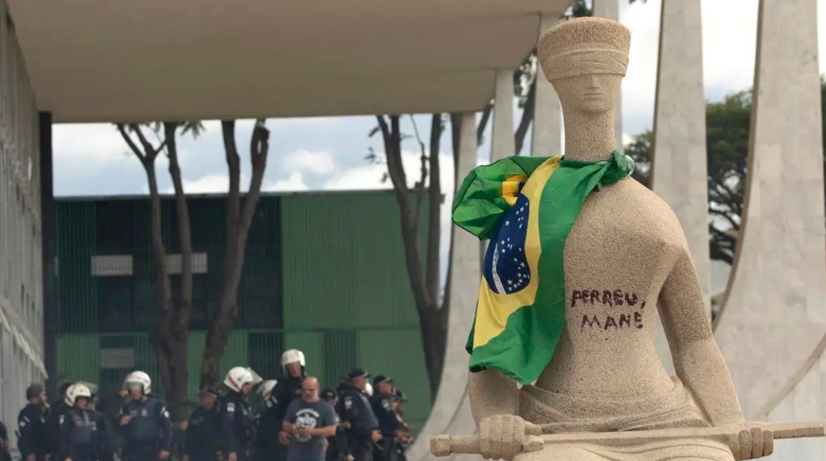 Estátua do STF pichada com "Perdeu, mané"