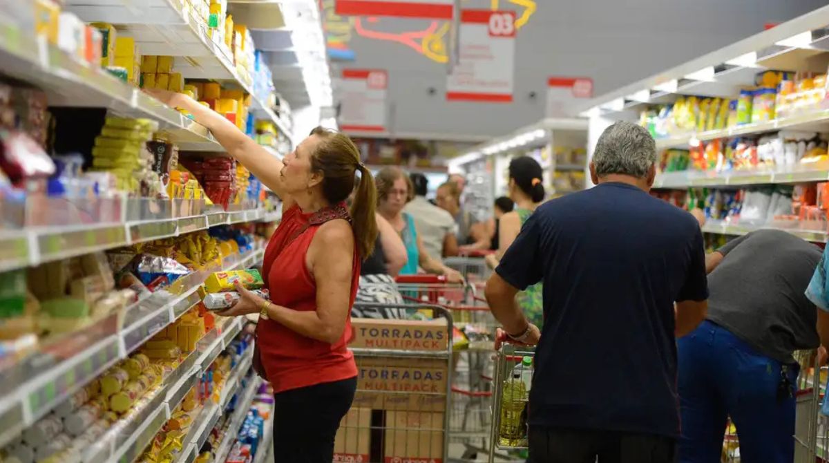 Pessoas fazendo compras no supermercado